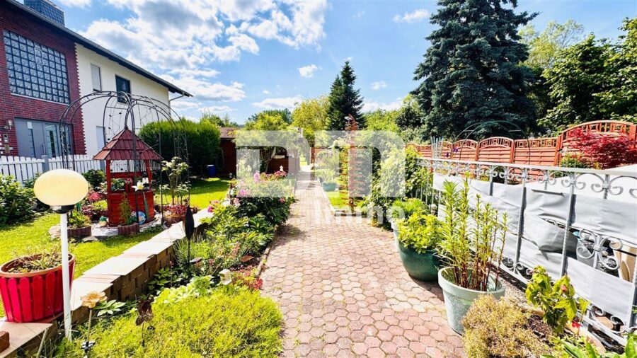 Teilsaniertes Einfamilienhaus mit Anbauten + Nebengebäude auf 1.600 m² Traumgartengrundstück - Gartenbereich